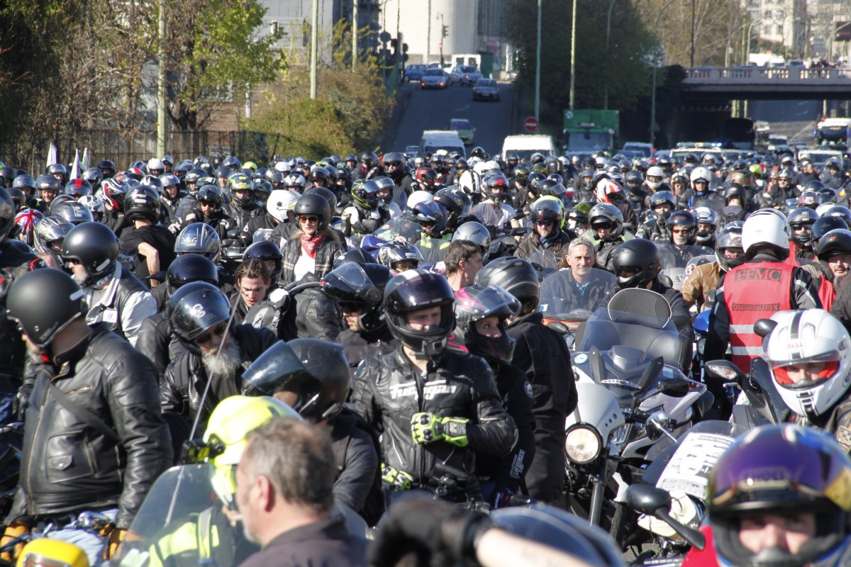 Les motards manifestent à nouveau contre l’exclusion de la moto en ville