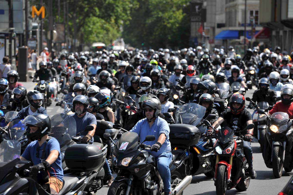 Un millier de motard(e)s défilent avec la FFMC contre le stationnement payant à Paris